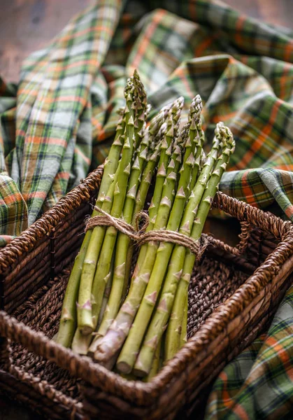 Bund frischer roher Spargel — Stockfoto