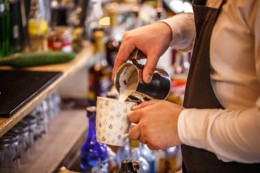 Barista kapuçino yapma.