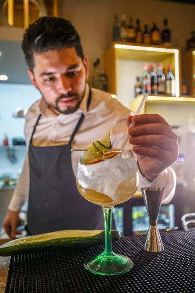 Barman is decorating cocktail — Stock Photo, Image