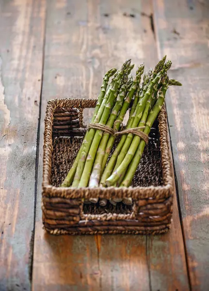 Büschel frischer Spargel — Stockfoto