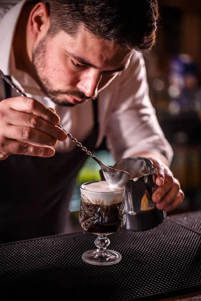 Barman ingericht alcoholische koffie — Stockfoto