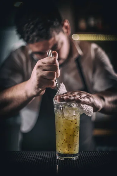 Barmann mixt einen Cocktail — Stockfoto