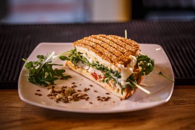 ızgara tavuklu sandviç