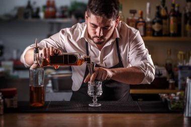 Barmen alkol kokteyl içki hazırlama