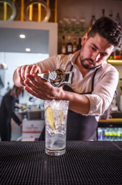 Profesyonel barmen kokteyl yapmak