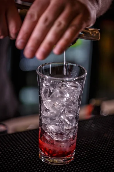 Barman hand kramar limejuice — Stockfoto
