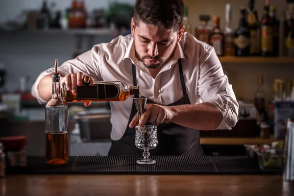 Barman připravuje koktejl pít alkohol — Stock fotografie