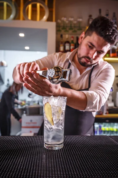 Barman profissional fazendo coquetel — Fotografia de Stock
