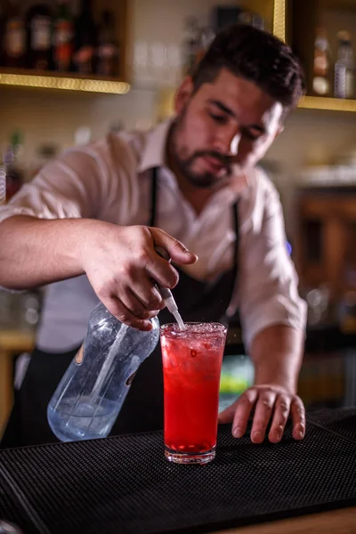 Barmen bir kokteyl hazırlama tamamlandıktan — Stok fotoğraf