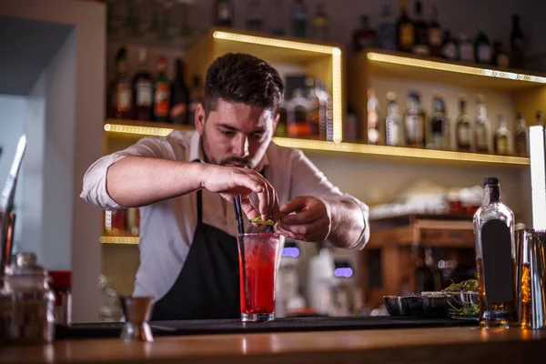 Barkeeper dekoriert alkoholfreien Cocktail — Stockfoto