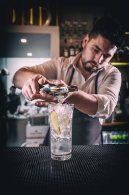 Profesyonel barmen kokteyl yapmak