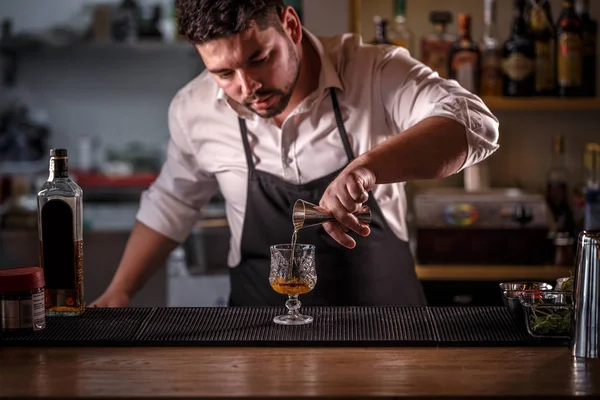 Bartender is pouring alcohol — Stock Photo, Image