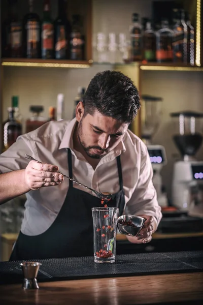 Barman maakt granaatappel alcoholvrije cocktail — Stockfoto