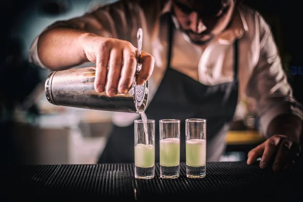 Bartender pouring fresh cocktail — Stock Photo, Image