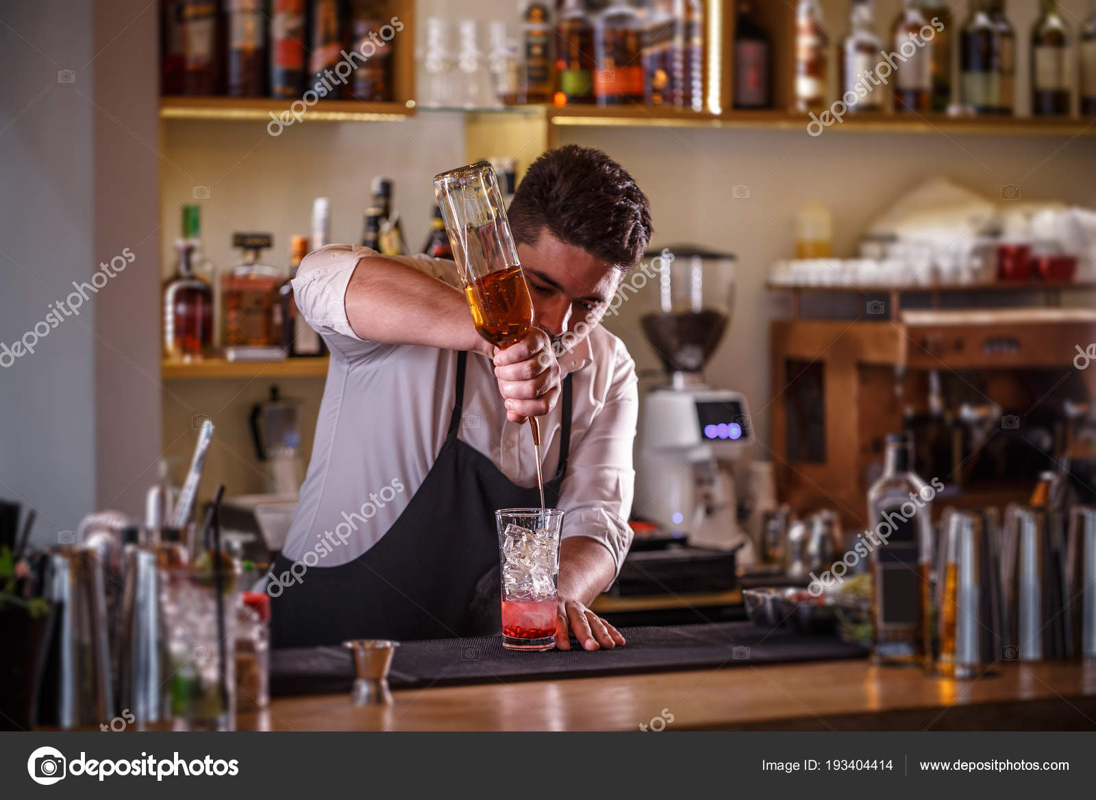 Джон бармен с мужем. Гарри макэлхоун бармен. Профессиональный бармен. Н2о бар в. Александр кудрявцев бармен.