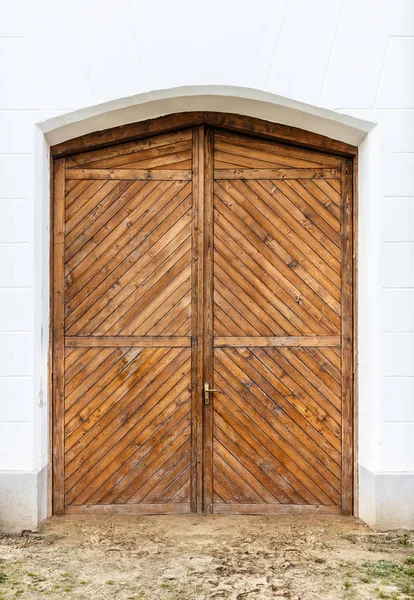 Velha porta da frente de madeira — Fotografia de Stock