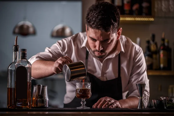 Barman sirviendo café — Foto de Stock