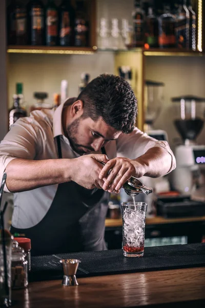 Barman profissional fazendo coquetel — Fotografia de Stock