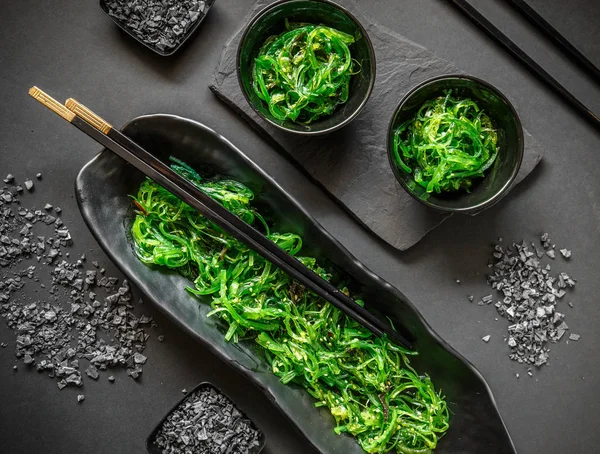Salada de wakame de algas Fotos De Bancos De Imagens