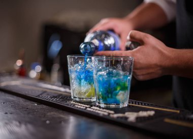 Barmen dökülen içki