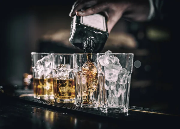 Barman pouring alcoholic drink — Stock Photo, Image