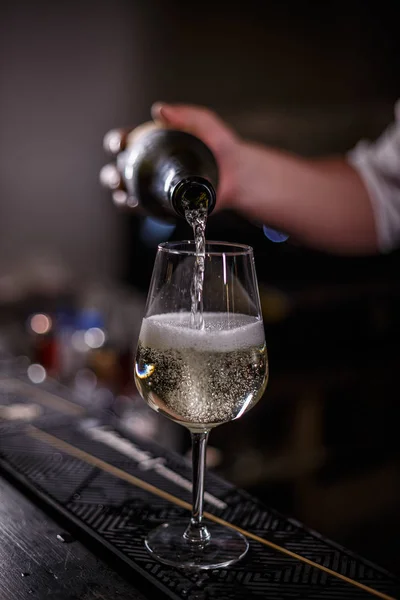 Barmann pours champagne — Stock Photo, Image