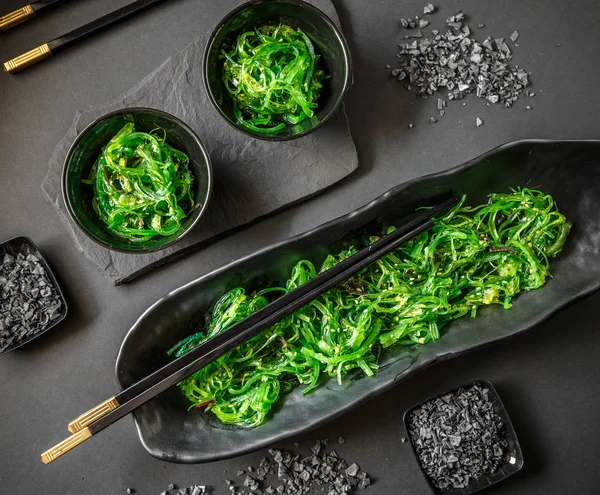 Salade d'algues ou Chuka Wakame Photo De Stock