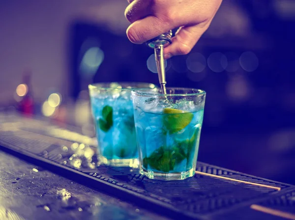 Barman está derramando xarope azul — Fotografia de Stock