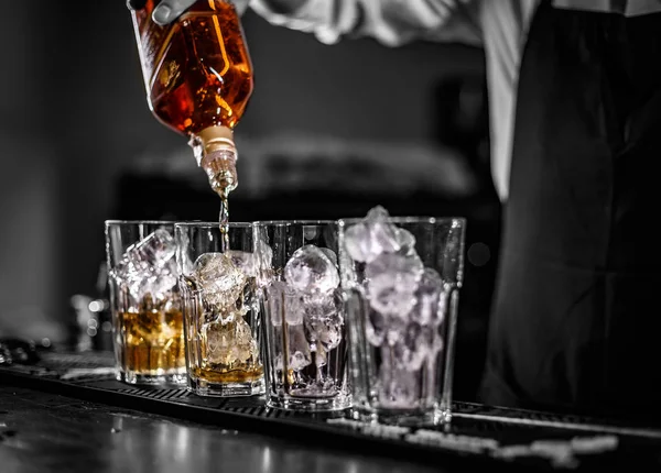 Barman pouring alcoholic drin — Stock Photo, Image