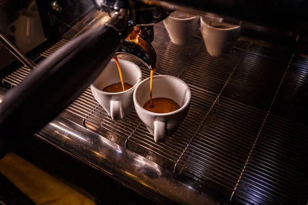 Brauen von zwei Espresso 's — Stockfoto