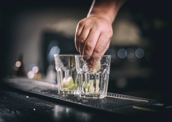 Barman main serre jus de citron vert — Photo