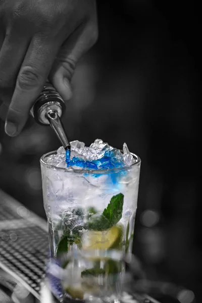 Barman está derramando xarope azul — Fotografia de Stock