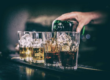 Barmen kokteyl yapmak