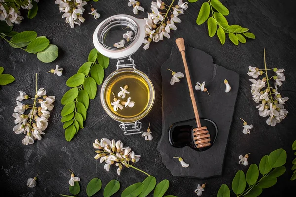 Acacia honing in glazen potten — Stockfoto