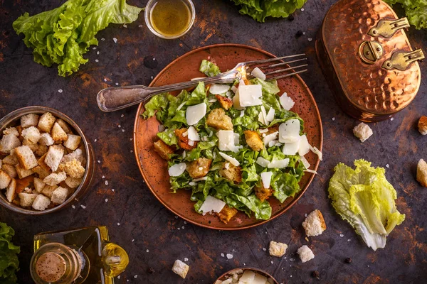 Frischer Caesar Salat Mit Parmesanspänen Und Croutons — Stockfoto