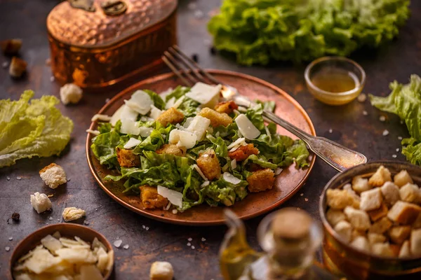 Teller Cäsar Salat Auf Vintage Hintergrund — Stockfoto