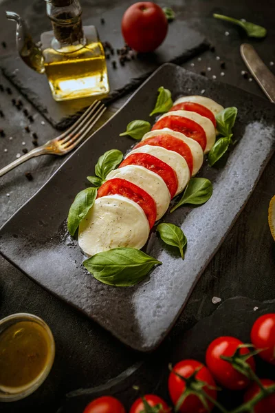 Lezzetli Caprese Salatası Olgun Domates Mozzarella Peyniri Taze Fesleğen Yaprakları — Stok fotoğraf