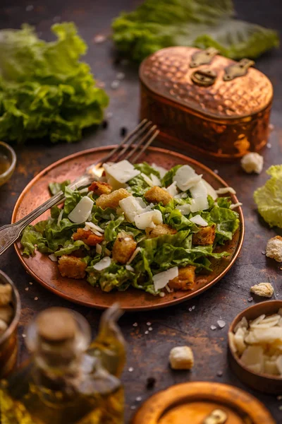 チーズとクルトンの健康簡単シーザー サラダ — ストック写真
