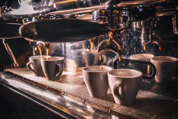 Primer Plano Del Espresso Que Vierte Máquina Café Cervecería Café —  Fotos de Stock