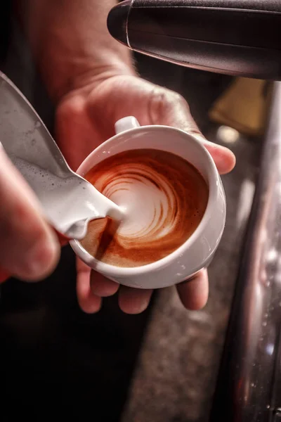 Barista Macht Kaffee Latte Kunst Gießt Milch — Stockfoto