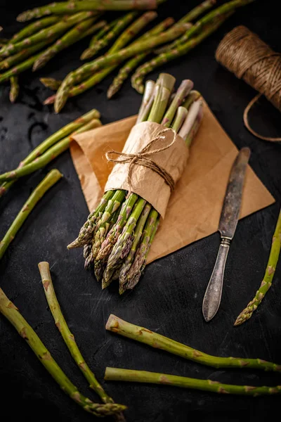 新鮮な有機グリーン アスパラガス 健康食品のコンセプトのブランチ — ストック写真