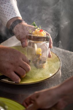 Yerel olarak tütsülenmiş kaz ciğeri 