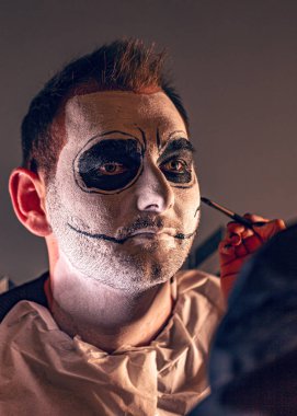 Makyaj sanatçısı ürünleri boyuyor