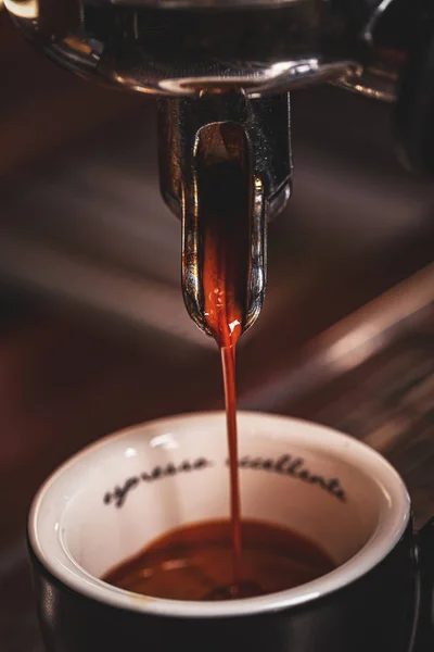 Fluxo de café quente a uma xícara — Fotografia de Stock