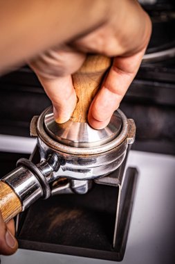 Barista kahve ütülüyor.