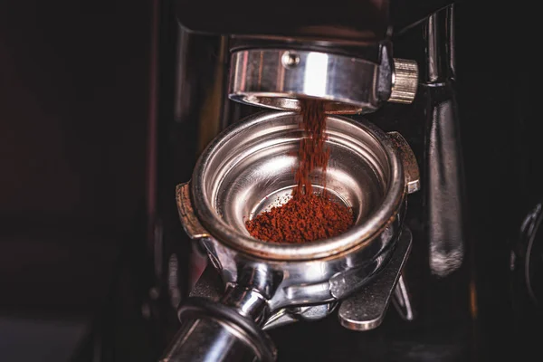Processo de moagem de café — Fotografia de Stock
