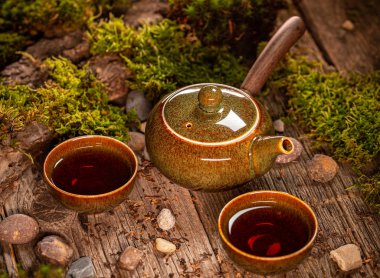 Tahtadaki Çin çay fincanları.