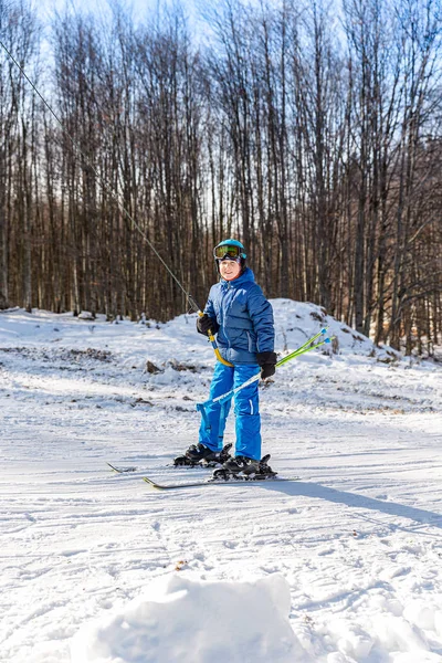 Kid use the button ski lift — Stok fotoğraf