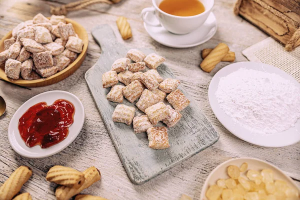 Kekse mit Puderzucker bestreut — Stockfoto