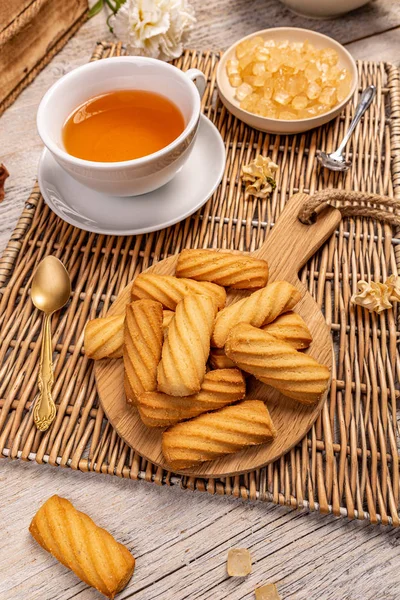 Tazza di tè servita con pasta frolla Fotografia Stock